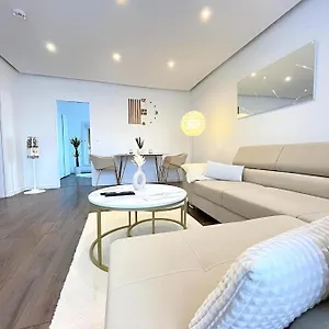 Regency - Stylische Zentrale 50m2 Mit Balkon, Wasserblick Und Netflix Apartment
